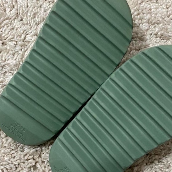 Green Amazon Slides - Picture 2 of 2